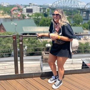 Meet your Posher, Elizabeth